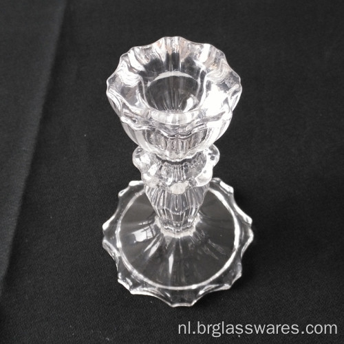 Kleine glazen kandelaar voor taps toelopende kaarsenset